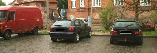 Wystarczył kilkunastominutowy spacer z aparatem, żeby uwiecznić kierowców parkujących swoje auta w bezmyślny sposób