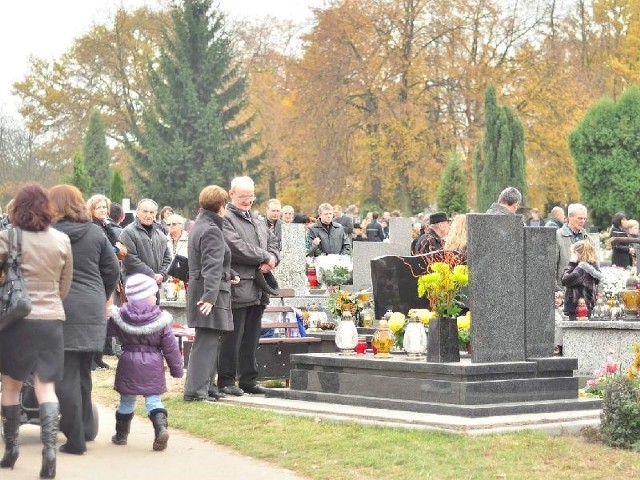 Tłumy na cmentarzu w Tarnobrzegu-Miechocinie.