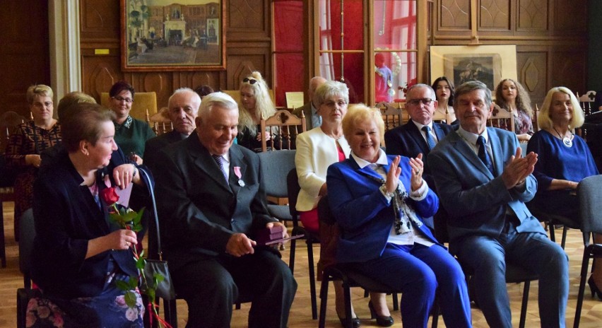 Złote gody w Tarnobrzegu. Sześć par małżeńskich odebrało medale od prezydenta z okazji jubileuszu. Zobacz zdjęcia 
