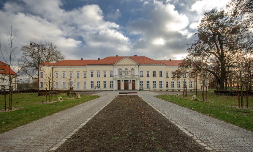 Wygląd obecnego pałacu, gdzie działa Dolnobrzeski Ośrodek...