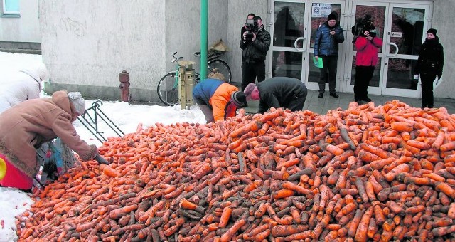 Na pikietę, podczas której wyrzucono marchew przed urzędem, nie było zezwolenia.