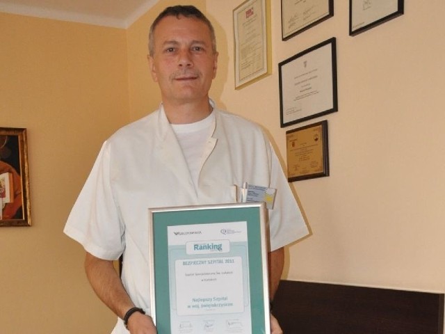 Dyrektor szpitala Wojciech Przybylski pokazuje certyfikat, jaki przywiózł z uroczystości w Warszawie