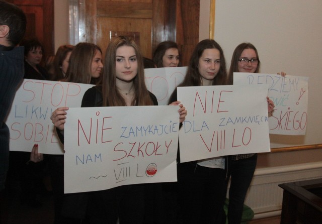 Przeciwko likwidacji swojej szkoły podczas  Nadzwyczajnej Sesji Rady Miejskiej protestowały uczennice VIII Liceum Ogólnokształcącego w Radomiu.