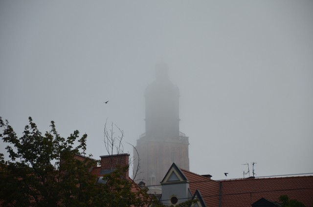 Ostatnie dni lata we Wrocławiu są niezwykle zimne i wilgotne. Zgodnie z zapowiedziami meteorologów z IMGW od czwartku (22 września) do piątku (23 września) pojawią się mgły ograniczające widoczność do 300 metrów.