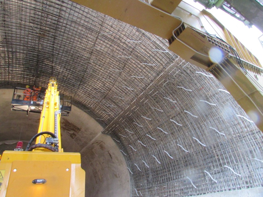 Budowa zakopianki. Rosną wiadukty i estakady, wydłuża się tunel [ZDJĘCIA]