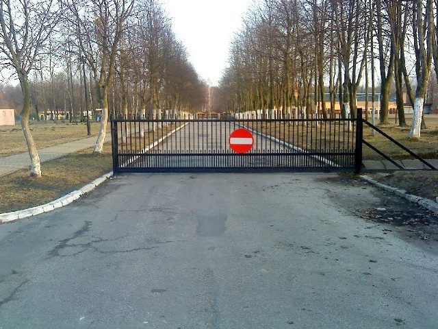 Ulica jest zagrodzona bramą, obowiązuje na tym odcinku również zakaz wjazdu  
