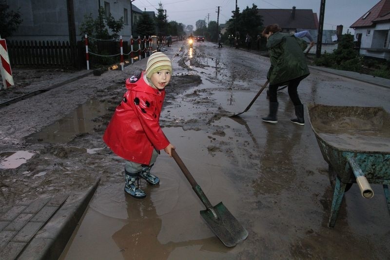 6-letni Bartek Banasik pomaga w sprzątaniu ulicy po ulewie w...