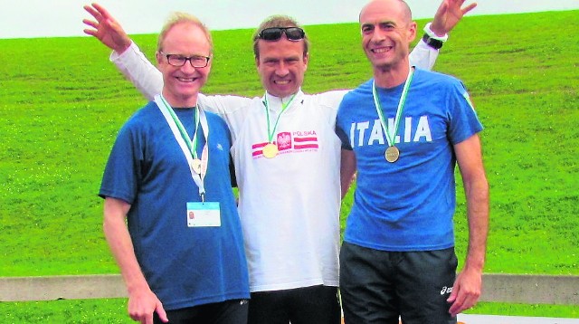 Dekoracja medalistów. Stoją na podium, od lewej: Joseph Haire, Irlandia,zwycięzca -  Robert Gajda, pochodzący z Wieniawy, oraz Alessandro Pagliassotto, reprezentant Włoch.