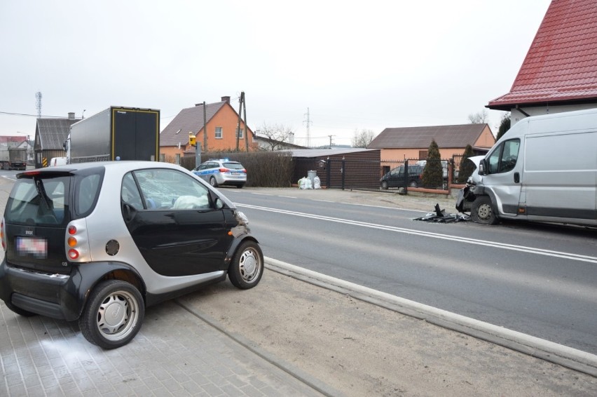 Wypadek w miejscowości Rychnowy.  Kierowca Smarta w szpitalu