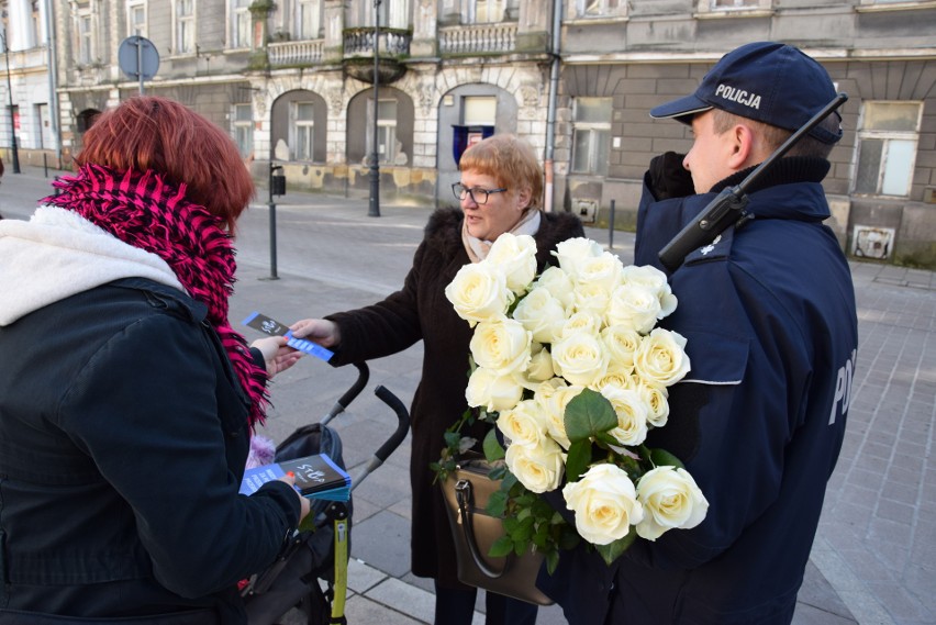 Tarnów. Wręczali białe róże na znak sprzeciwu 