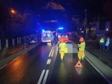 Dramatyczny wypadek na DK 75 w Szarowie. Dwie osoby potrącone na przejściu na pieszych