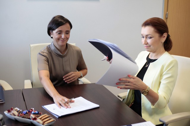 Barbara Bętkowska-Cela i Katarzyna Mizera podpisały porozumienie o współpracy.