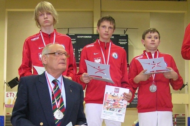 Opolska drużyna i jej trener Czesław Wojciechowski.