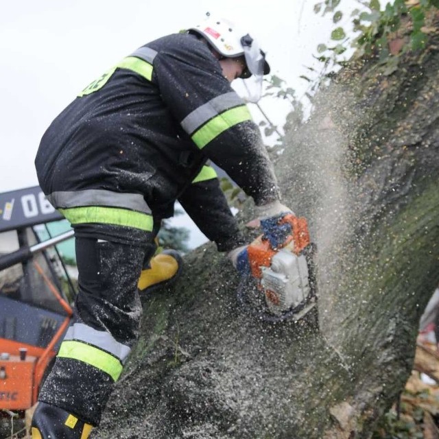 Usuwanie szkód wyrządzonych przez trąbe powietrzną w Sieroniowicach w powiecie strzeleckim.