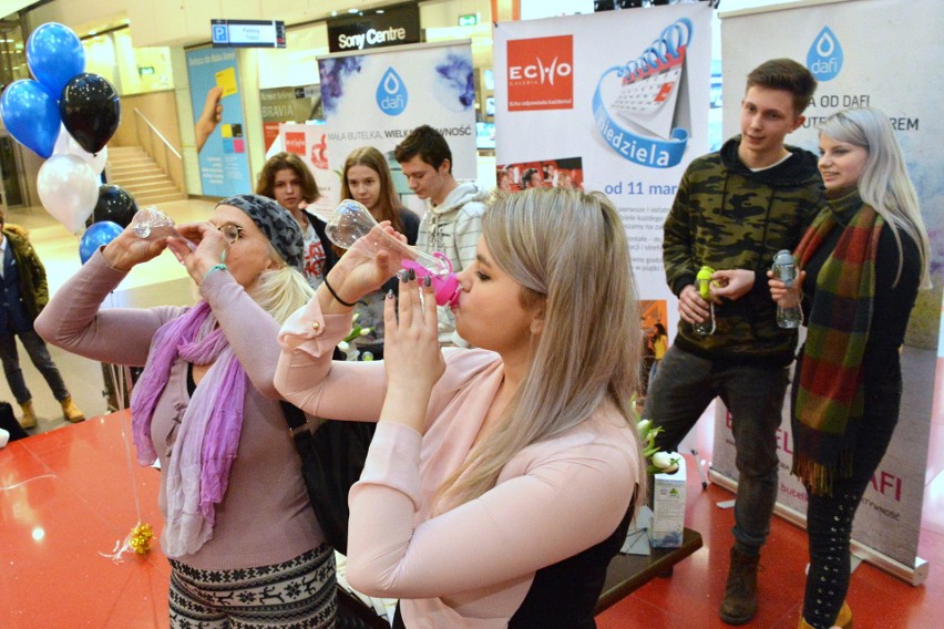 Konkurs na Dzień Kobiet w Galerii Echo w Kielcach – pili wodę z butelki filtrowanej na czas. Zobacz, jak sobie radzili (WIDEO, ZDJĘCIA)
