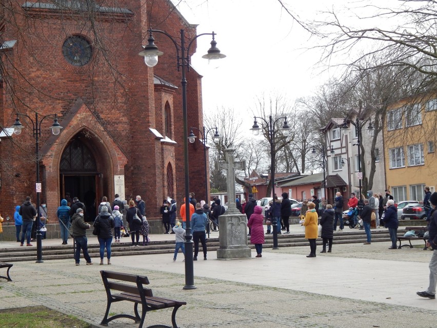 Święcenie pokarmów w dobie pandemii. W Ustce przed kościołem 