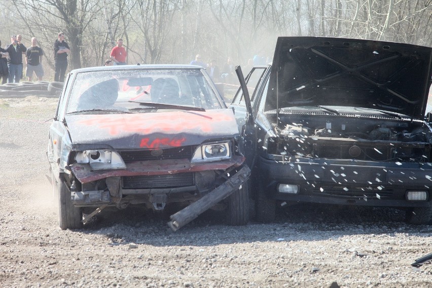 Destruction Derby Krk: wyścigi samochodowe w Krakowie [ZDJĘCIA]