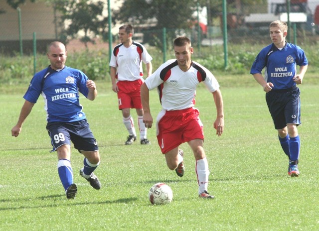 Piłkarze Płomienia Trześń (biało-czerwone stroje) przegrali  z LZS Wola Rzeczycka 3:5.