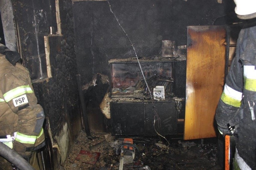 Bielsk Podlaski: Pożar domu jednorodzinnego. Spaleniu uległy dwa pokoje, korytarz i łazienka z wyposażeniem[ZDJĘCIA]