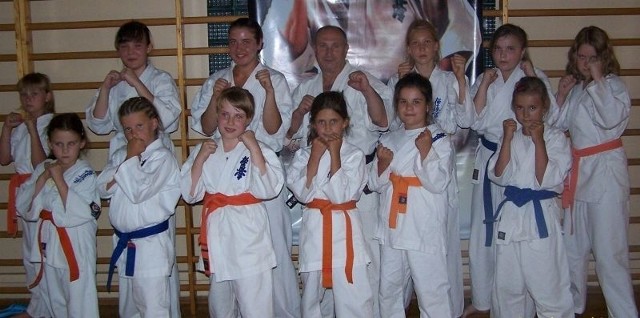 Karate to nie tylko sport dla chłopców, także dla dziewcząt. Wiele z nich wypoczywa we Frysztaku.