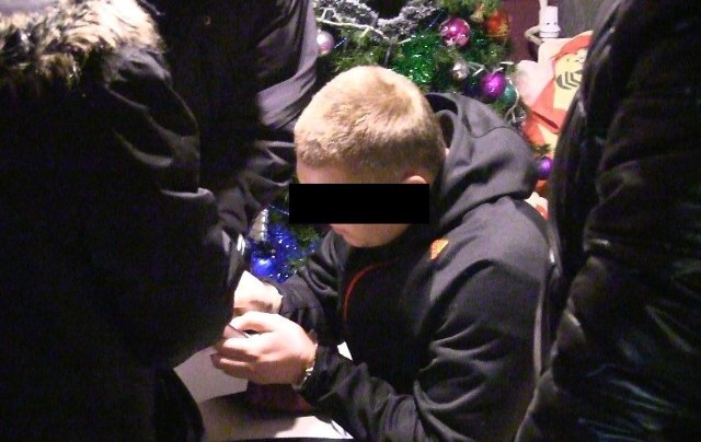 Zatrzymano 5 osób powiązanych z subkulturą "skinhead" oraz środowiskiem psedokibiców Jagiellonii Białystok.