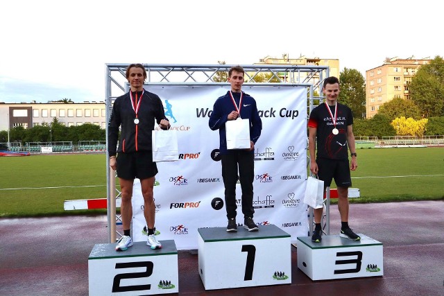 Łukasz Więckowski ( w środku) zajął I miejsce open na 5000 metrów w Warsaw Track Cup.