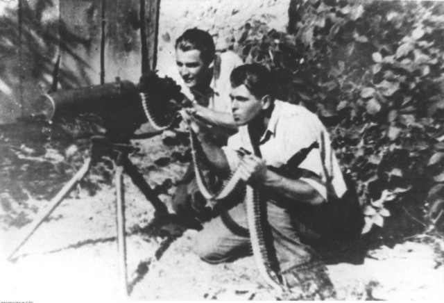 Na zdjęciu od lewej: Andrzej Skowroński "Andrzej", Zdzisław de Ville "Zdzich" żołnierze oddziału "Jędrusiów" z ciężkim karabinem maszynowym.