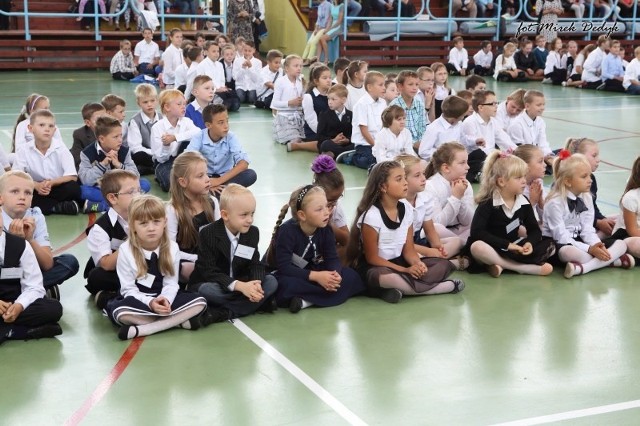 Rozpoczęcie roku szkolnego w Zespole Szkół nr 2 w Oleśnie. W gminie Olesno naukę w 7 szkołach podstawowych oraz 2 gimnazjach rozpoczęło prawie 1500 uczniów.