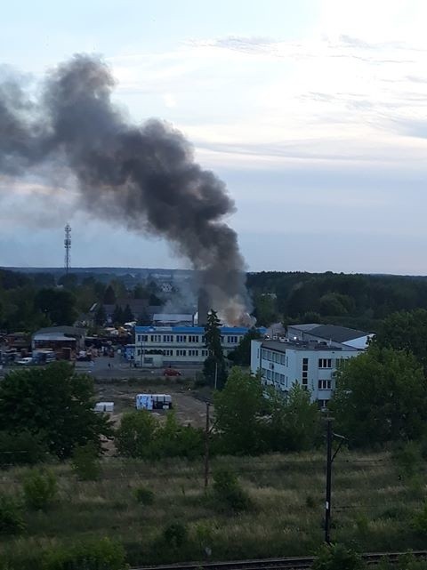 Białystok. Pożar na ul. Elewatorskiej na terenie firmy Technosan (zdjęcia)
