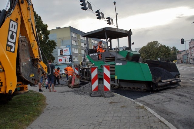 W piętek (21.09) późnym popołudniem zakończył się remont fragmentu częściowo zniszczonej nawierzchni przy ulicy Nowowiejskiej w Słupsku.  Ostatnim etapem remontu, będzie już tylko pomalowanie pasów. Na miejscu, oprócz drogowców pracowali również policjanci, którzy kierowali ruchem. 