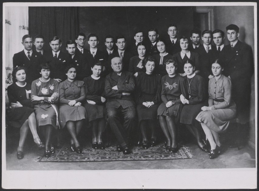Maturzyści z 1939 r. z opiekunem klasy dr Marcinem Draganem