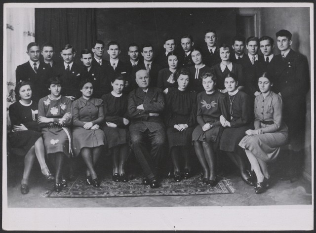 Maturzyści z 1939 r. z opiekunem klasy dr Marcinem Draganem