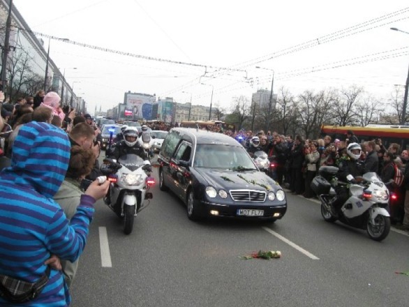 Warszawiacy na trasie przejazdu konduktu z cialem prezydenta Kaczynskiego