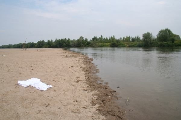 Ze względu na upały stan Sanu bardzo się obniżył i pojawiły się wysepki. Czwórka dzieci zaczęła się topić podczas próby przejścia między nimi.