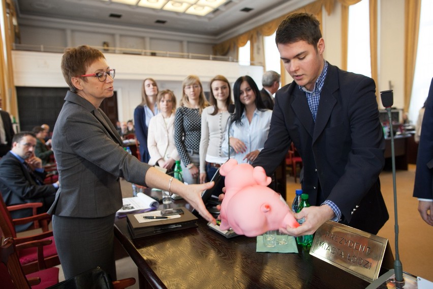 Prezydent Hanna Zdanowska dostała świnkę-skarbonkę. To prezent od Forum Młodych PIS [ZDJĘCIA]