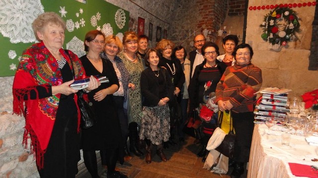 Uczestnicy wystawy podczas wernisażu w Domu Polonii