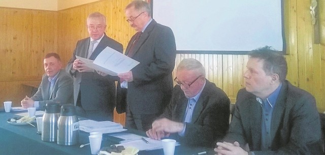Krzysztof Lipiec (drugi z lewej) przekazał wójtowi Stanisławowi Krzakowi pismo w sprawie muzeum, skierowane do ministra kultury.