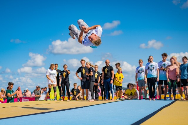 W sobotę, 29 lipca, na usteckiej promenadzie odbędzie się trzecia edycja największych w Polsce międzynarodowych zawodów w dyscyplinie tricking - Air Moves Gathering 2023. To jedna z najbardziej widowiskowych i ekstremalnych form ruchu , która łączy w sobie elementy ze świata akrobatyki i sportów walki, a także tańca break dance i capoeiry. Zapowiada się niezapomniane widowisko.