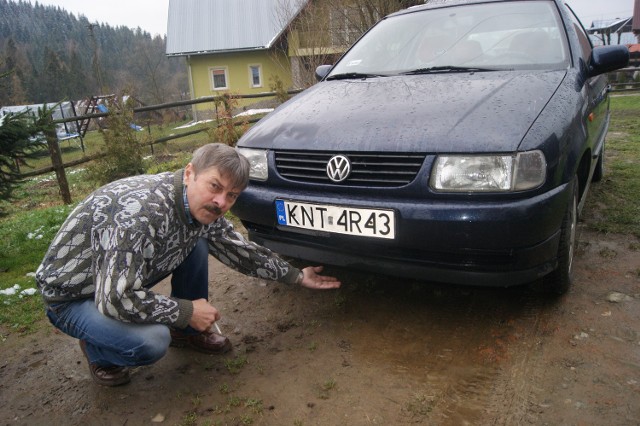 Krzysztof Uchacz pokazuje gdzie zostały zahaczone widły wózka w jego samochodzie