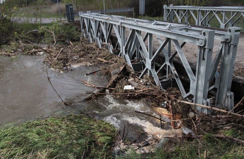 Zniszczony most w Krzewieniu.
