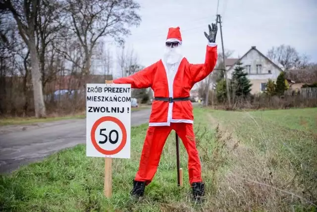 Na początku przy drodze w Mościcach stał manekin policjanta. Miał prawdziwą suszarkę, kamizelkę odblaskową i bondowskie okulary.  Wtedy, w 2016 r. wielu kierowców rzeczywiście zwalniało, ale niektórzy nie reagowali na manekina. Zareagowały za to media, wąsaty policjant z suszarką był nawet gwiazdą Teleekspressu. Po nim karierę medialną zrobiła kostucha, która w miejsce policjanta stanęła latem tego roku. Wzbudzała zainteresowanie mieszkańców i kierowców. Miała strój rodem z Ku Klux Klanu i stylową kosę oraz tabliczkę z ograniczeniem prędkości i sugestią: ZWOLNIJ. Policjant znikł w nieznanych okolicznościach; wieść gminna prowadzi ślady po nim ponoć do magazynu zarządu dróg. Kostucha stała niewiele dłużej (i też stała się gwiazdą mediów), choć nikogo nie obrażała, a jedynie pozytywnie daje kierowcom do myślenia – w terenie zabudowanym nie tylko warto, ale wręcz trzeba zdjąć nogę z gazu. Teraz ich rolę przejął… Święty Mikołaj, który zachęca kierowców do podarowania mieszkańcom prezentu. Warto dać im ten prezent i przejechać przez wieś w przepisowym tempie. Źródło: www.witnica.plZobacz też wideo: Kukła policjanta w Mościcach