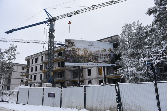 Rynek deweloperski w Toruniu coraz bardziej się rozwija. W tej chwili nowe mieszkania można kupić nie tylko na osiedlu JAR, lecz także m.in. przy ul. Fałata czy ul. Targowej. Prężnie rozbudowuje się też lewobrzeże. Nowe mieszkania powstają m.in. przy ul. Okólnej i ul. Strzałowej. Widełki cenowe są dość szerokie. W zależności od lokalizacji za metr kwadratowy zapłacimy od 6000 zł do nawet 8900 zł, jednak ceny mieszkań w Toruniu raczej nie przekraczają 9000 zł. Jeśli szukacie nowego lokum, zobaczcie nasze propozycje.