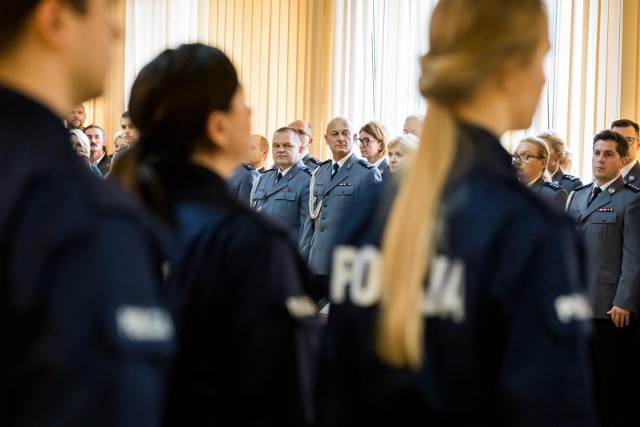 Nowe funkcjonariuszki i funkcjonariusze policji złożyli ślubowanie w Komendzie Wojewódzkiej Policji w Bydgoszczy.