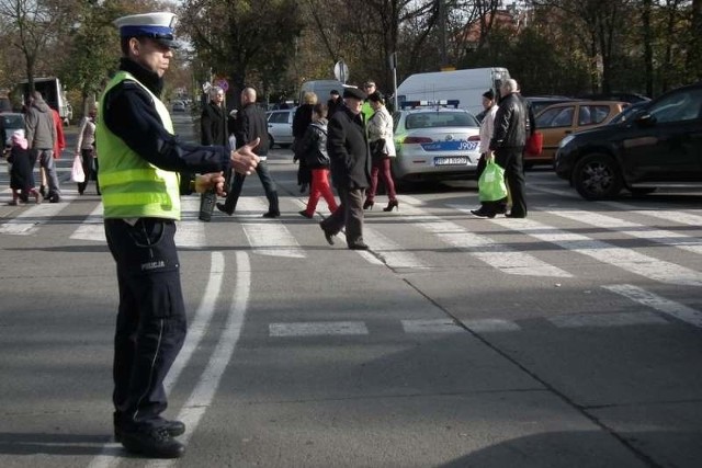 Funkcjonariusze zadbają o to, by ruch na drogach dojazdowych i w okolicach cmentarzy odbywał się płynnie.