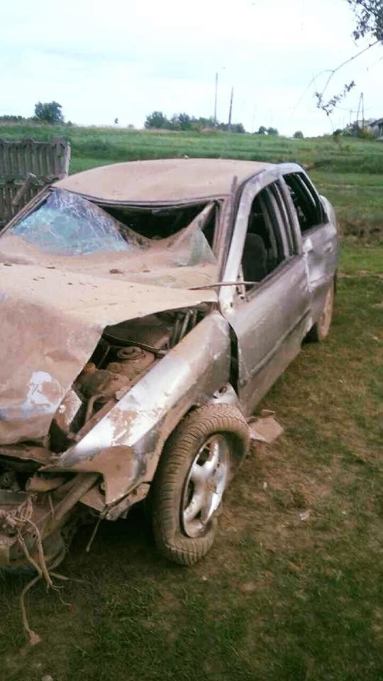 Wypadek w Lipiu. Opel wypadł z drogi, przejechał ok. 100 metrów i uderzył w budynek. Dwie osoby zostały ranne ZDJĘCIA
