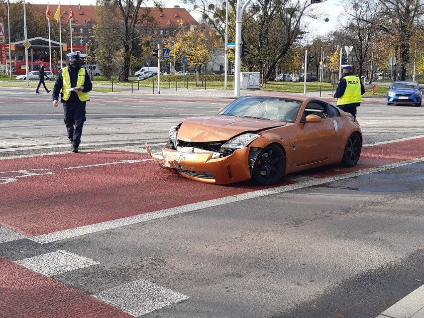 Wypadek sportowego nissana we Wrocławiu. Utrudnienia w ruchu [ZDJĘCIA]