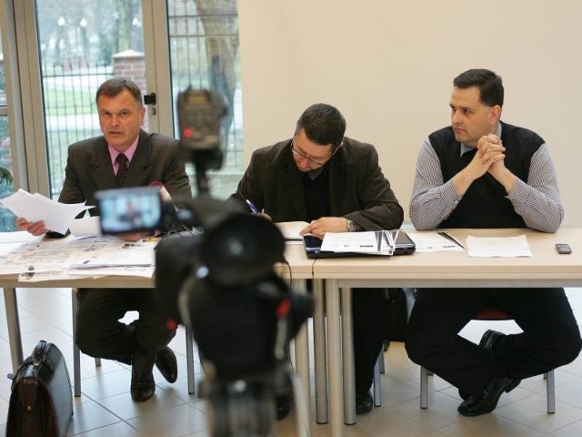 Artur Radziński (od lewej), Robert Jałowy i Sebastian Pieńkowski wniosek o kontrolę wysłali do NIK dzisiaj. - Za dwa dni powinien dotrzeć do Warszawy - mówią.