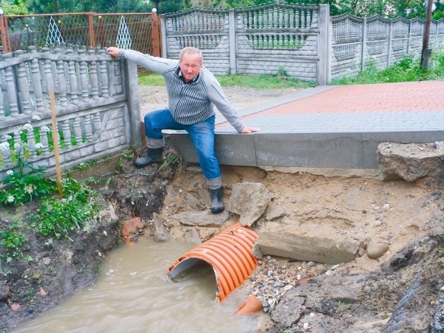 Podtopienia kilku gospodarstw w Rusocinie pod Nysą spowodowane były właśnie spływającą z pól wodą. Dlatego - jak twierdzą władze gmin - tak ważne jest, by rowy melioracyjne były drożne. (fot. Klaudia Bochenek)