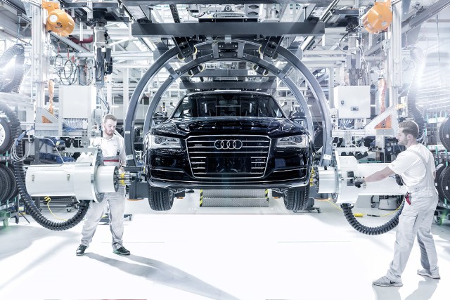 „Fabryki w Niemczech to istota naszej działalności. Dlatego inwestycja w produkcję flagowego Audi A8 to znaczący, milowy krok dla zakładów w Neckarsulm, ale też dla całego naszego przedsiębiorstwa” – mówi prof. dr Hubert Waltl, członek zarządu Audi AG ds. produkcji. Audi A8 produkowane jest w Neckarsulm od roku 1994, czyli od chwili wprowadzenia tego modelu na rynek / Fot. Audi