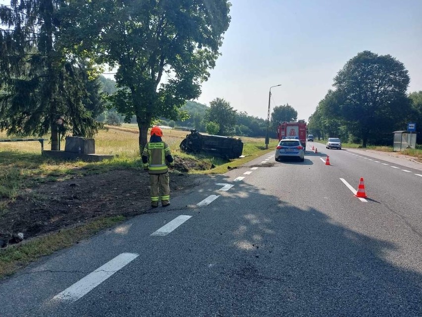 Dostawczy bus wypadł z drogi w Dębnie, ranny kierowca. Były utrudnienia na drodze krajowej numer 74. Zobacz zdjęcia